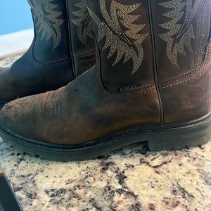 Men’s size 11 Ariat boots not steel toe great condition!